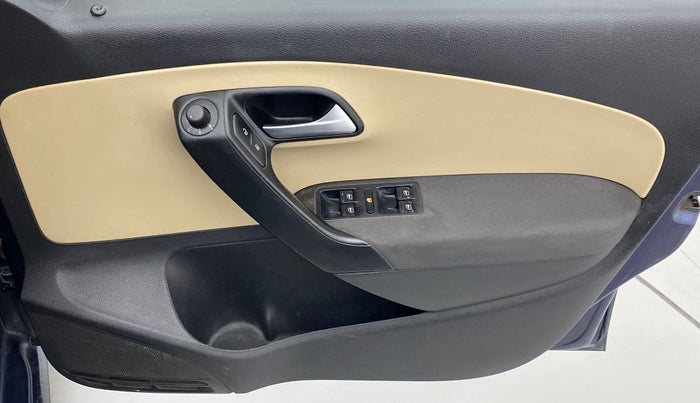 2014 Volkswagen Polo HIGHLINE1.2L, Petrol, Manual, 1,14,460 km, Driver Side Door Panels Control