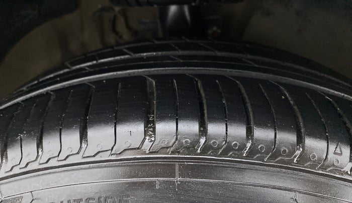 2014 Volkswagen Polo HIGHLINE1.2L, Petrol, Manual, 1,14,460 km, Right Front Tyre Tread