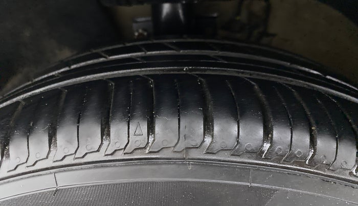 2014 Volkswagen Polo HIGHLINE1.2L, Petrol, Manual, 1,14,460 km, Left Front Tyre Tread