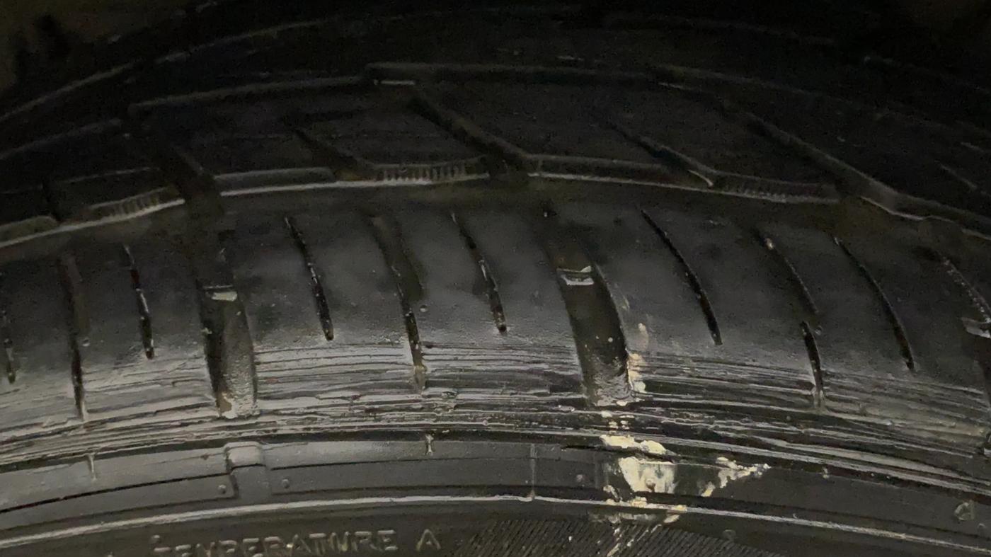 2022 Mahindra XUV700 AX 7 LUXURY P AT 7 STR, Petrol, Automatic, 13,673 km, Left Rear Tyre Tread