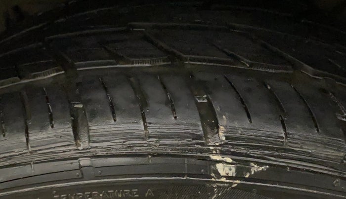 2022 Mahindra XUV700 AX 7 LUXURY P AT 7 STR, Petrol, Automatic, 13,673 km, Left Rear Tyre Tread