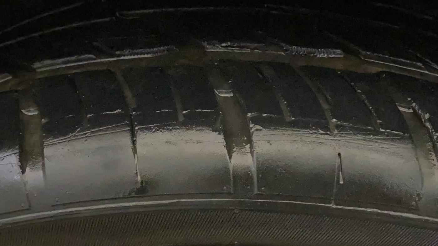 2022 Mahindra XUV700 AX 7 LUXURY P AT 7 STR, Petrol, Automatic, 13,673 km, Left Front Tyre Tread