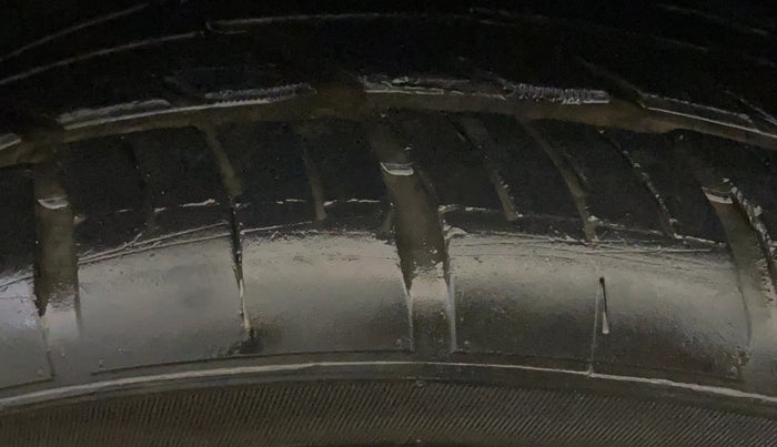 2022 Mahindra XUV700 AX 7 LUXURY P AT 7 STR, Petrol, Automatic, 13,673 km, Left Front Tyre Tread