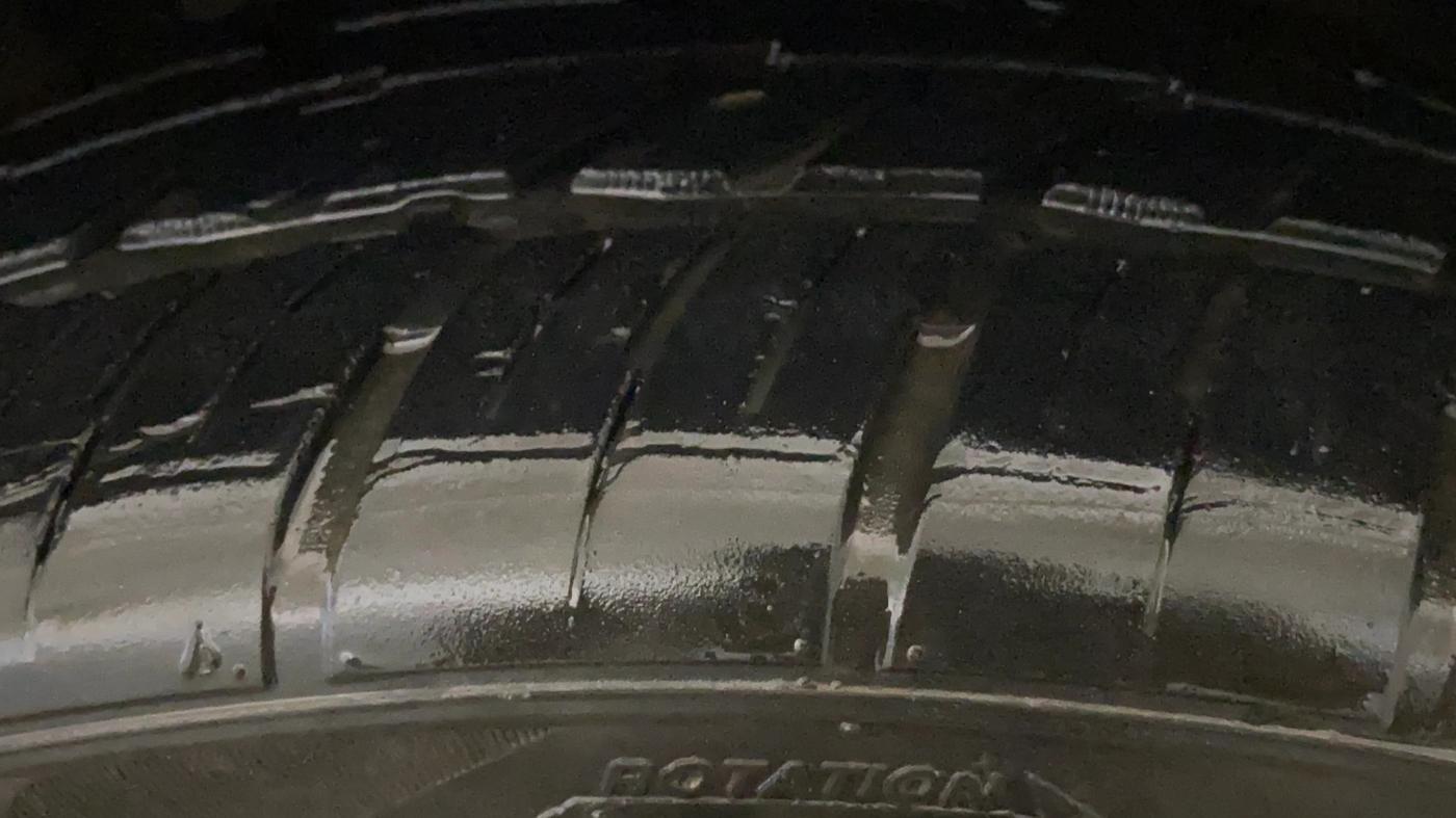 2022 Mahindra XUV700 AX 7 LUXURY P AT 7 STR, Petrol, Automatic, 13,673 km, Right Front Tyre Tread