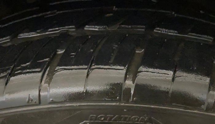 2022 Mahindra XUV700 AX 7 LUXURY P AT 7 STR, Petrol, Automatic, 13,673 km, Right Front Tyre Tread