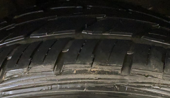 2022 Mahindra XUV700 AX 7 LUXURY P AT 7 STR, Petrol, Automatic, 13,673 km, Right Rear Tyre Tread