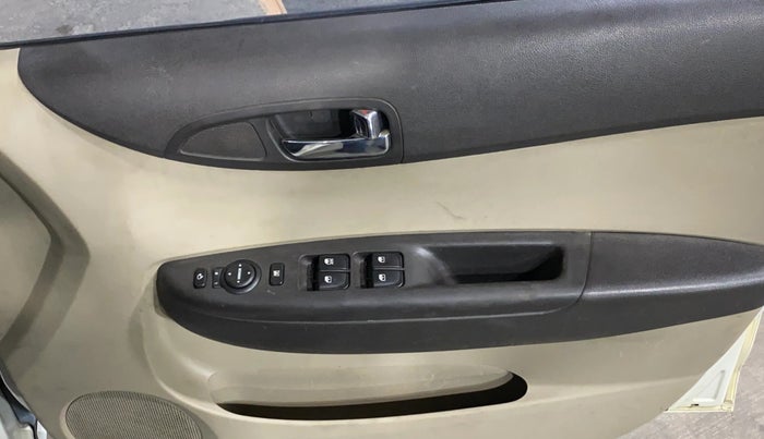 2013 Hyundai i20 ASTA 1.4 CRDI, Diesel, Manual, 1,10,731 km, Driver Side Door Panels Control