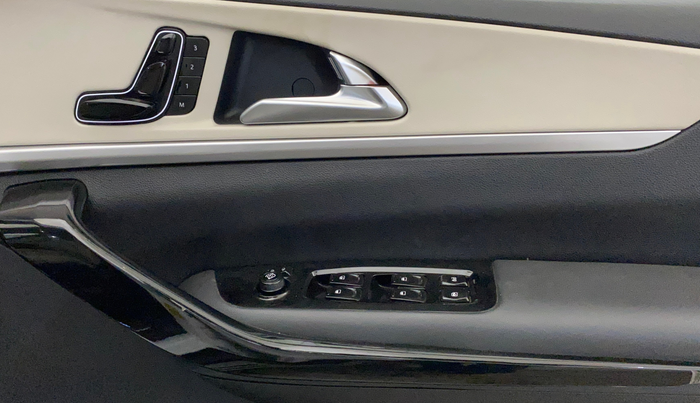 2023 Mahindra XUV700 AX7 Petrol MT 7 STR, Petrol, Manual, 24,144 km, Driver Side Door Panels Control