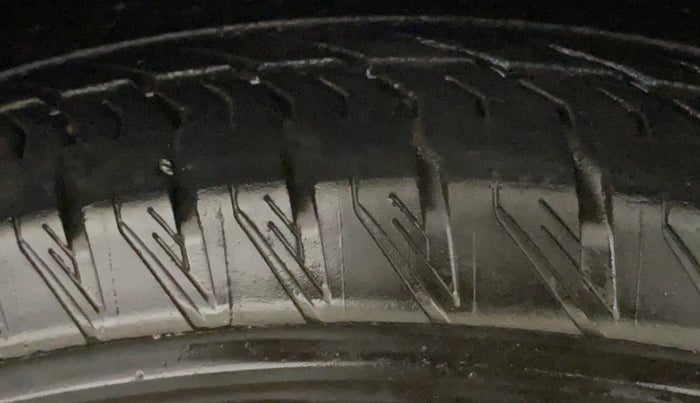 2023 Mahindra XUV700 AX7 Petrol MT 7 STR, Petrol, Manual, 24,144 km, Right Front Tyre Tread