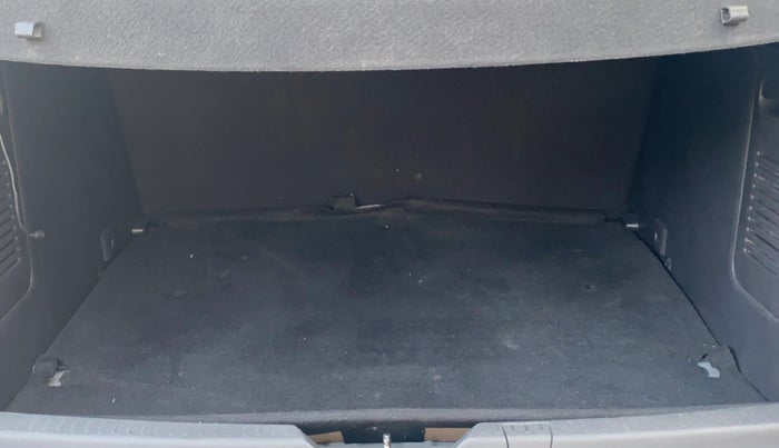 2018 Renault Captur RXT DIESEL DUAL TONE, Diesel, Manual, 1,21,157 km, Boot Inside