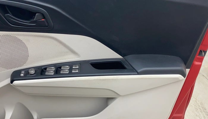 2021 Mahindra XUV300 W6 1.5 DIESEL AMT, Diesel, Automatic, 1,26,069 km, Driver Side Door Panels Control