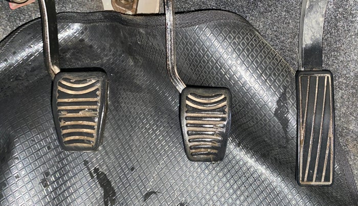 2016 Mahindra Kuv100 K6 PLUS 5 STR, Petrol, Manual, 54,087 km, Pedals