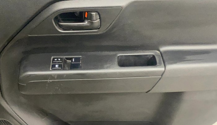 2022 Maruti New Wagon-R LXI CNG (O) 1.0, CNG, Manual, 88,237 km, Driver Side Door Panels Control