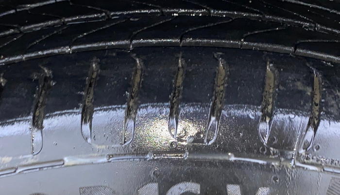 2014 Toyota Corolla Altis VL CVT PETROL, Petrol, Automatic, 1,32,528 km, Right Front Tyre Tread