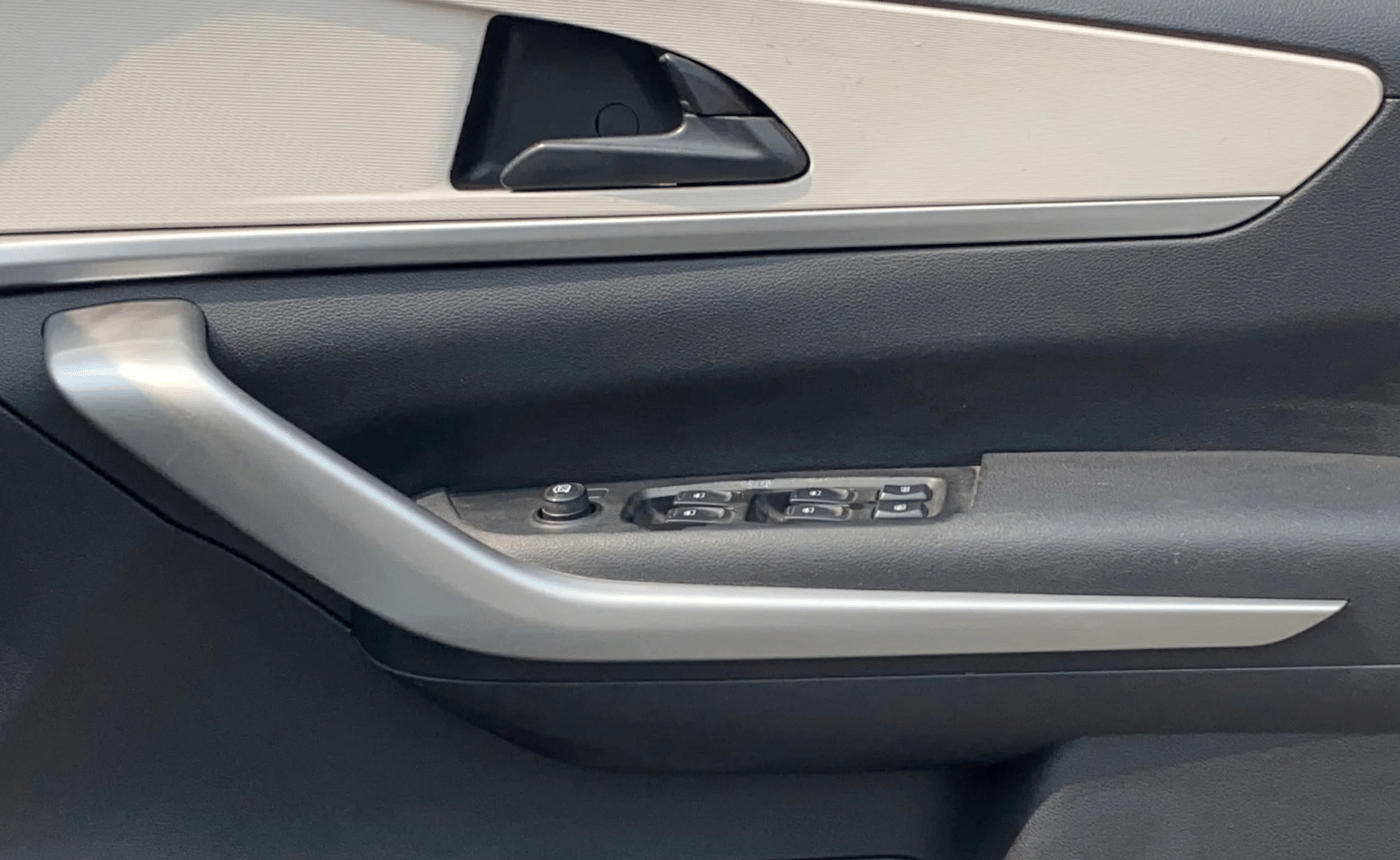 2021 Mahindra XUV700 AX 3 P AT 5 STR, Petrol, Automatic, 64,972 km, Driver Side Door Panels Control