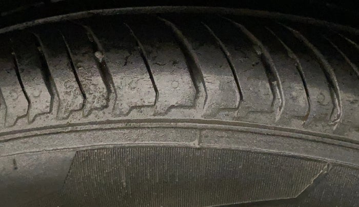 2015 Hyundai Verna FLUIDIC 4S 1.6 VTVT S(O), Petrol, Manual, 51,666 km, Left Rear Tyre Tread