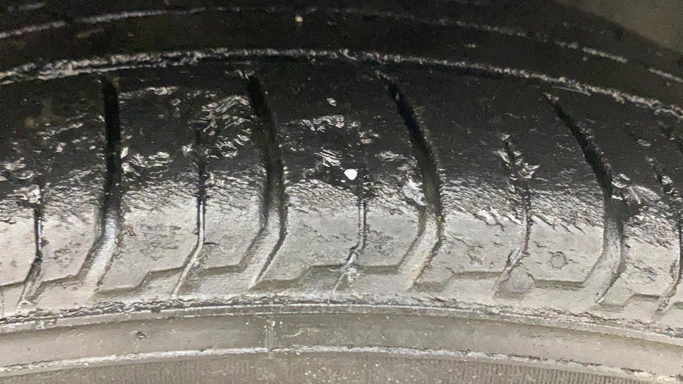 2021 Hyundai NEW I20 SPORTZ 1.2 AT, Petrol, Automatic, 91,120 km, Right Front Tyre Tread