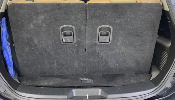 2021 Mahindra XUV500 W11 AT, Diesel, Automatic, 91,976 km, Boot Inside