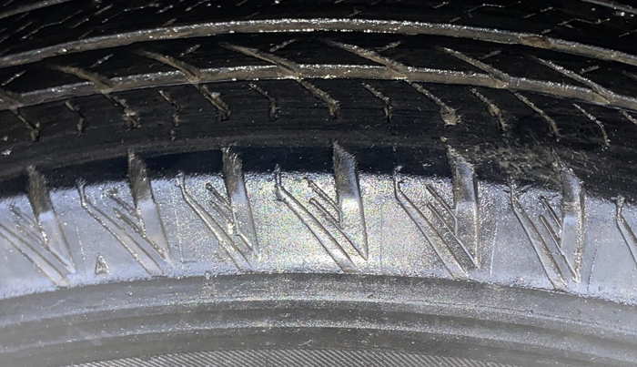 2021 Mahindra XUV500 W11 AT, Diesel, Automatic, 91,976 km, Left Front Tyre Tread