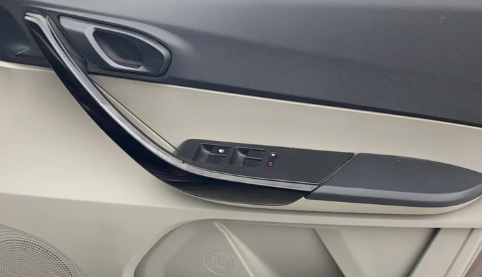 2018 Tata Tiago XTA PETROL, Petrol, Automatic, 61,954 km, Driver Side Door Panels Control