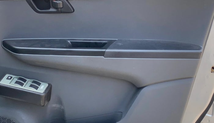 2020 Mahindra KUV 100 NXT K2+ P 6 STR, Petrol, Manual, 77,235 km, Driver Side Door Panels Control