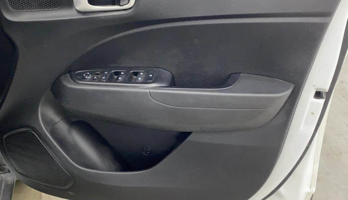 2022 Hyundai VENUE SX 1.0 TURBO IMT, Petrol, Manual, 33,867 km, Driver Side Door Panels Control