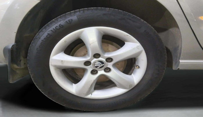 2015 Skoda Rapid AMBITION 1.5 TDI, Diesel, Manual, 1,09,469 km, Right Rear Wheel