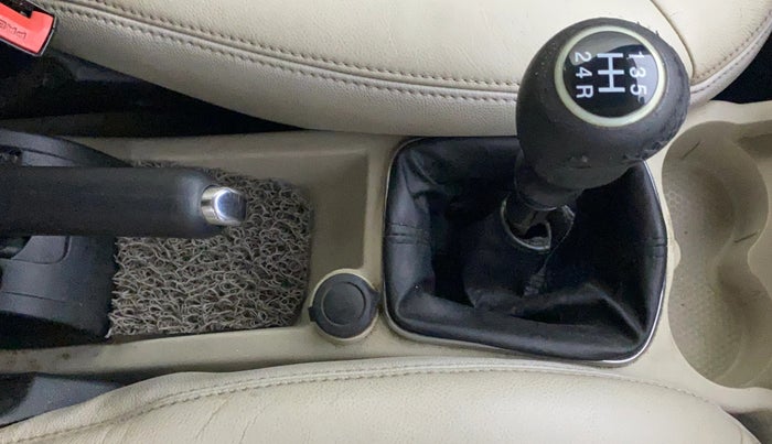 2013 Fiat Linea EMOTION 1.3, Diesel, Manual, 1,23,382 km, Gear Lever