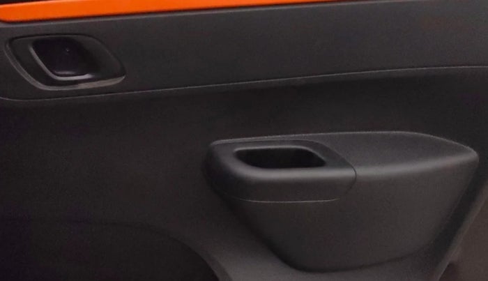 2017 Renault Kwid CLIMBER 1.0, Petrol, Manual, 56,146 km, Driver Side Door Panels Control