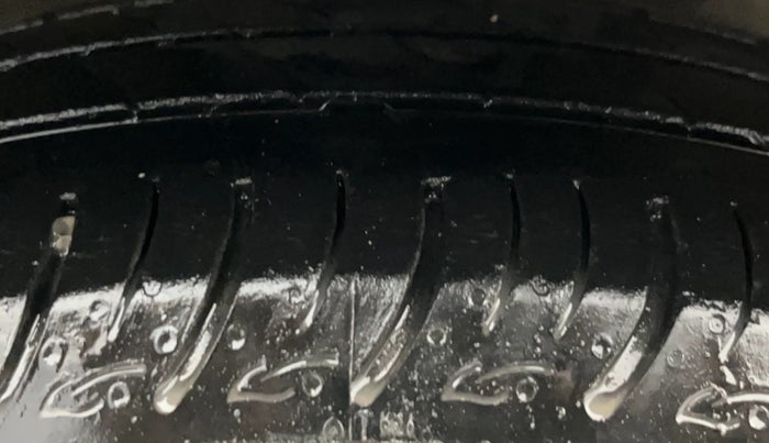 2018 Maruti Ciaz DELTA 1.4 MT PETROL, Petrol, Manual, 1,02,002 km, Right Front Tyre Tread