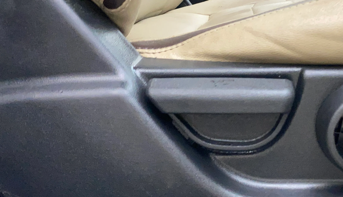 2013 Hyundai i20 ASTA 1.4 CRDI, Diesel, Manual, 1,41,813 km, Driver Side Adjustment Panel