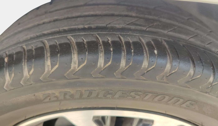 2021 Jeep Compass MODEL S (O) 1.4 PETROL DCT, Petrol, Automatic, 52,858 km, Right Front Tyre Tread