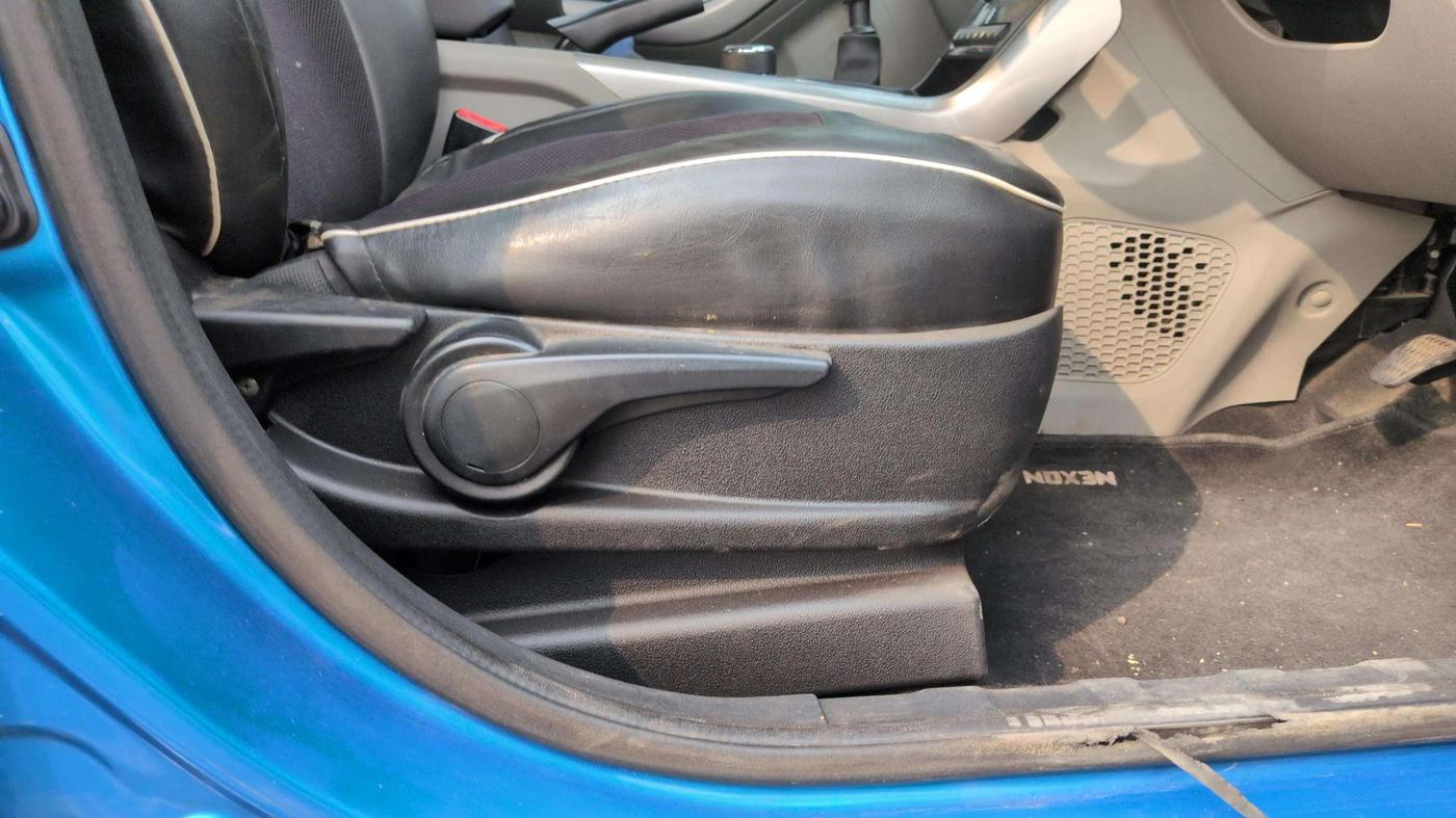 2017 Tata NEXON XZ PLUS DIESEL DUAL TONE, Diesel, Manual, 1,03,853 km, Driver Side Adjustment Panel