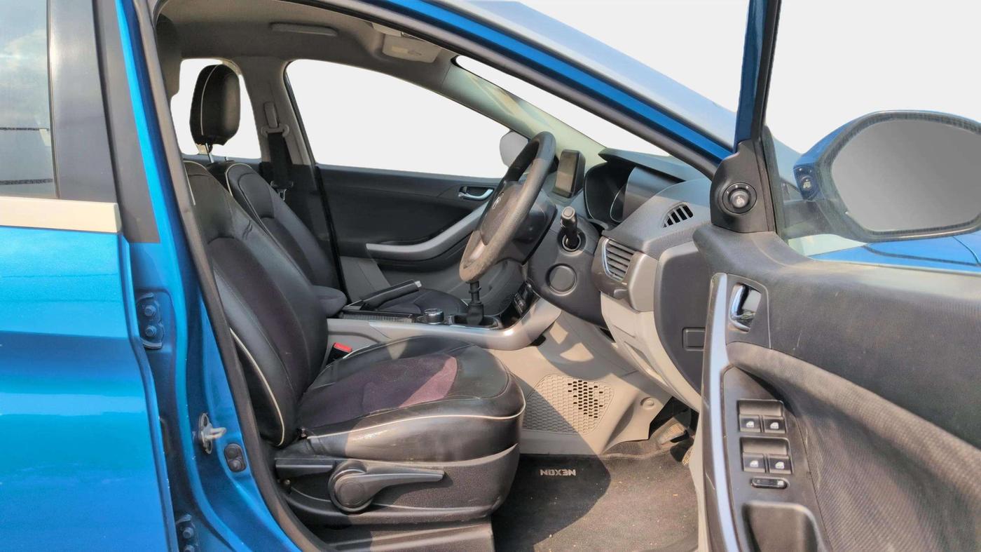 2017 Tata NEXON XZ PLUS DIESEL DUAL TONE, Diesel, Manual, 1,03,853 km, Right Side Front Door Cabin