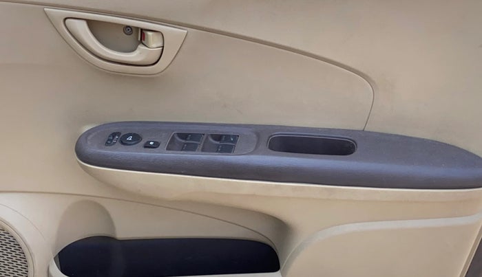 2013 Honda Brio S MT, CNG, Manual, 90,978 km, Driver Side Door Panels Control