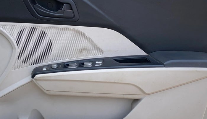 2021 Mahindra XUV300 W6 1.2 PETROL, Petrol, Manual, 89,530 km, Driver Side Door Panels Control