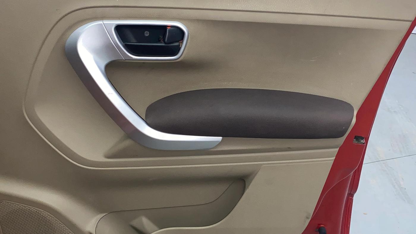 2017 Mahindra TUV300 T8, Diesel, Manual, 1,09,644 km, Driver Side Door Panels Control