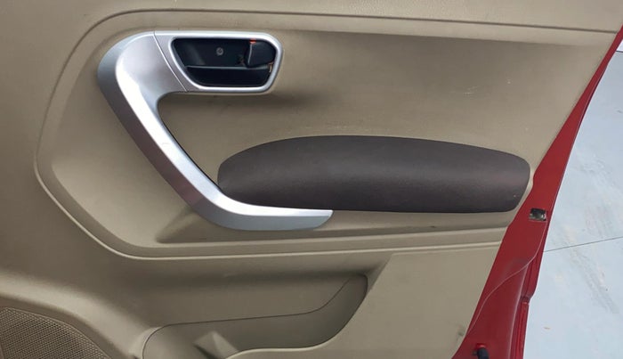 2017 Mahindra TUV300 T8, Diesel, Manual, 1,09,644 km, Driver Side Door Panels Control