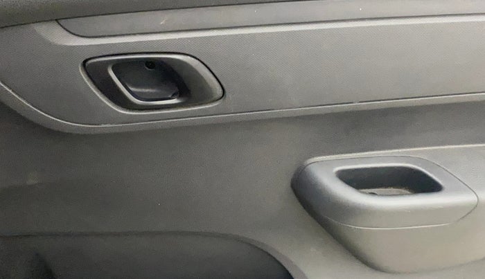 2016 Renault Kwid RXT 0.8 (O), Petrol, Manual, 42,907 km, Driver Side Door Panels Control