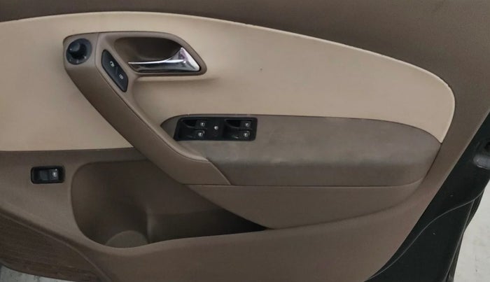 2014 Skoda Rapid AMBITION 1.6 MPI MT PLUS, CNG, Manual, 74,911 km, Driver Side Door Panels Control