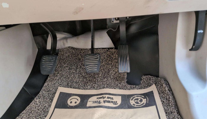 2021 Mahindra XUV300 W6 1.2 PETROL, Petrol, Manual, 58,657 km, Pedals