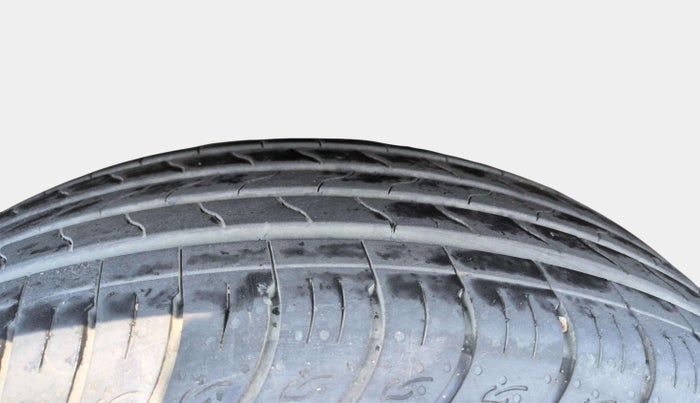 2021 Mahindra XUV300 W6 1.2 PETROL, Petrol, Manual, 58,657 km, Right Front Tyre Tread