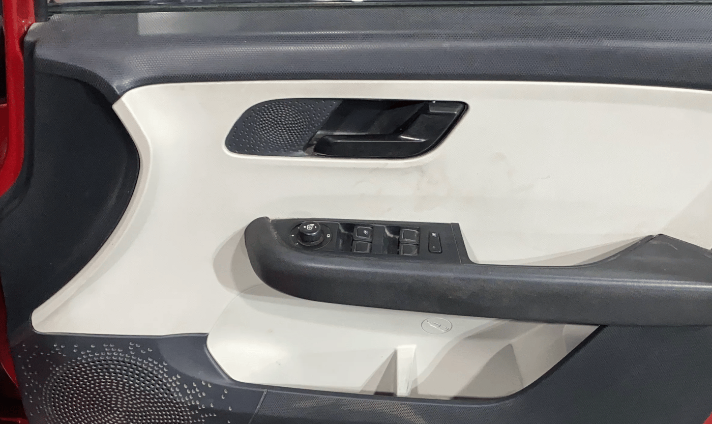 2022 Tata ALTROZ XM PLUS PETROL, Petrol, Manual, 83,213 km, Driver Side Door Panels Control