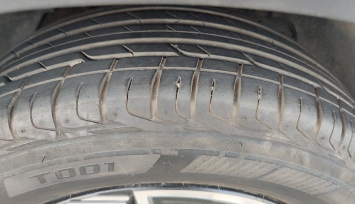 2023 Volkswagen TIGUAN ELEGANCE 2.0 TSI DSG, Petrol, Automatic, 16,608 km, Right Front Tyre Tread