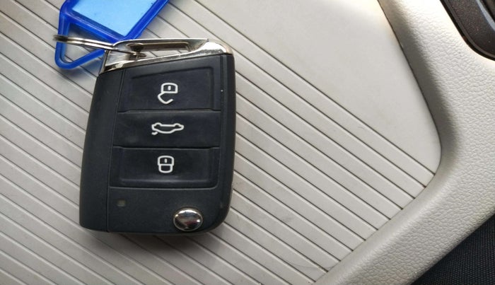 2023 Volkswagen TIGUAN ELEGANCE 2.0 TSI DSG, Petrol, Automatic, 16,608 km, Key Close Up