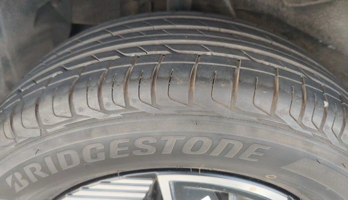 2023 Volkswagen TIGUAN ELEGANCE 2.0 TSI DSG, Petrol, Automatic, 16,608 km, Left Rear Tyre Tread