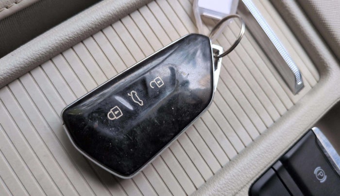 2021 Skoda Octavia L&K 2.0 AT, Petrol, Automatic, 47,214 km, Key Close Up