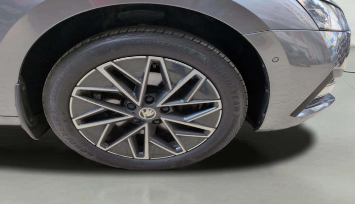 2021 Skoda Octavia L&K 2.0 AT, Petrol, Automatic, 47,214 km, Right Front Wheel