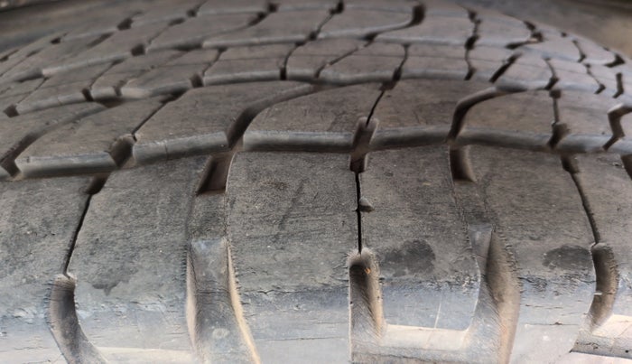 2012 Toyota Fortuner 3.0 4X2 AT, Diesel, Automatic, 1,53,031 km, Left Front Tyre Tread