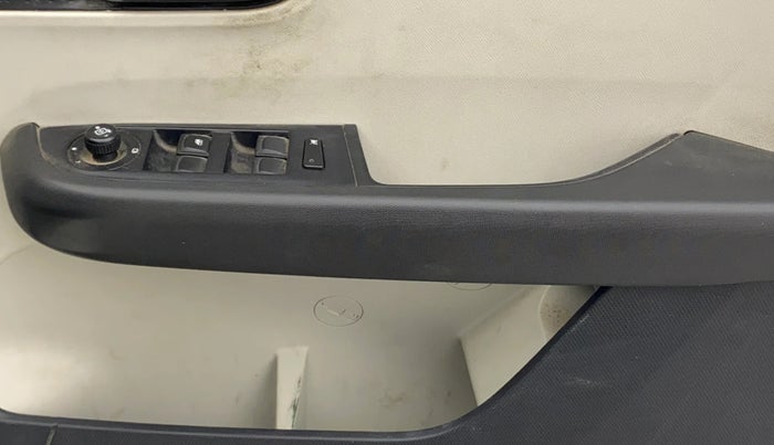 2023 Tata ALTROZ XM PLUS SUNROOF, Petrol, Manual, 53,155 km, Driver Side Door Panels Control